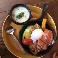 マディソン ニューヨーク キッチン - 季節野菜のグリルサラダとクリームクラムチャウダー