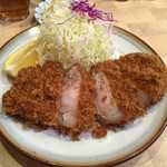 とんかつ檍 - 隣の方のランチロースかつ断面