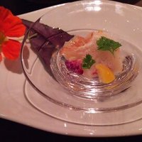 スミレオオサカ - 牡丹海老の炙り スミレ色をしたカリフラワーと柑橘類の香り