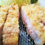 とんかつ勝亭 - 中はピンク。