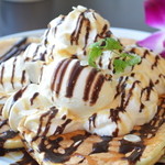 PumeHana cafe - たっぷりクリームにチョコ＆キャラメルソースが絶品！！
