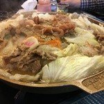 韓月食堂 - 料理写真:ジンギスカン鍋。中央で焼肉を、周囲で水炊きを楽しめます