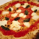 ソロ ピッツァ ジンガラ - 鼻を抜ける生地の香りが印象的なマルゲリータ