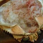 本陣 - 蟹ちゃんは、どこまでもうずたかく…
      食べても食べても、なくなる気配なし(笑)
      
      しばらくつついて、ようやく下に収まっていた、酢飯登場！
      あ、ちゃんとお寿司だったんだ(笑)