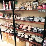 店内を入ると店頭では雑貨や食器、紅茶などの販売も
          されてます。ティーポットやカップがかっこいいね～♪