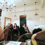 照明や調度品も英国風でとってもいい感じ。
          ちょっと遅い時間の訪問だったけど店内はほぼ満席状態だったよ。
          
          ちびつぬ「女子に人気のお店ね～♪」