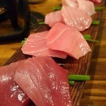 マグロマート - 「焙って食べてくださいね」と、まぐろ6種盛り！
      