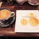 トリントン　ティールーム - クランペットとウェルシュケーキのどちらにしようか
      迷っていたら、1枚ずつでもOKということで、
      両方にしてみました。