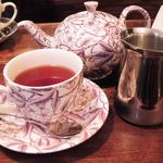 トリントン　ティールーム - ちびつぬはバニラフレイバーティーに。
      こっちはティーポットでの提供。
      
      