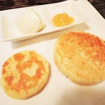 トリントン　ティールーム - どちらも初めて食べたけど、クランペットは
      イングリッシュマフィンの原型だそうで、もっちり食感。
      ウェルシュケーキはスコーンを少ししっとりさせて感じかな。
      どちらもイギリスの伝統的なお菓子なんだね。