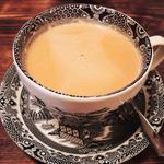 トリントン　ティールーム - ドリンクはボキはロイヤルミルクティに。
      器がかっこよすぎ♪
      濃厚ミルクで紅茶の風味もすっごくいいです。
      