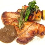 レストラン シャルム - ランチコース 3402円 のローズマリーでマリネした豚肩ロースのパリッと焼き トランペット茸(黒ラッパ茸)のソース