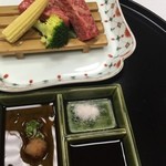 欽山 - 左はポン酢、右下はにんにく醤油です。