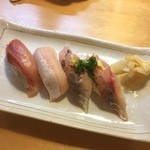 Sushi Izakaya Yataizushi - にぎり。ハマチとあじ一貫100〜160円で安い。回転寿司よりしっかりしてうまい！
