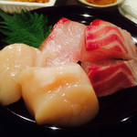 玉鬘 - 名物ママの消しゴム切り 丸々ほたて、分厚い鯛と寒ブリ