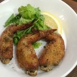 MANMA - 手羽先スパイス揚げ518円。