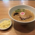 カーザ ルカ - ラー博は俺の社員食堂。  日伊豚骨半拉麺二番勝負  其の壱  ミニミラノとんこつラーメソ！  トッピング無料券をいただいたので、粉ズーチー！  なるとがキュート♡