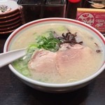 元祖 名島亭 - ラー博は俺の社員食堂。  日伊豚骨半拉麺二番勝負  其の弐  ミニ築炉釜出しとんこつラーメソ！  今日もベタカタで。あっさり、しかし、旨味しっかり。イイね！ 