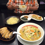 Kou rakuen - 奥:和風つけめん(大盛)、玉子丼&餃子
                      手前:味噌野菜ラーメン、海老餃子
