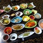 Aoba Ryokan - 朝食も小皿が20品以上