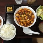 蜀味三国 - 今日は、麻婆豆腐「600円」サラダバー、キムチ」、豆腐、ご飯お替り自由(^^♪