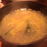 定食サトウ - 菊の花弁を散らした味噌汁。