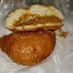 ずんちゃんパン - スパイシーカレーパン。スパイシーと言っても優しい辛味に挽肉が潜んでおりました。