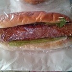 ずんちゃんパン - ソーセージフライパン。コッペパンからはみ出しちゃってます。オーブンで温めて、辛子とソースを追加して頂きました。