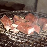 たるたるホルモン - 刺身でも食べれる分厚いタンとハツは軽くレア焼きで！