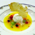 コムシコムサ - パイナップルのスパイシースープ仕立て・ココナッツシャーベット添え