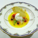 コムシコムサ - パイナップルのスパイシースープ仕立て・ココナッツシャーベット添え