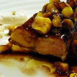 コムシコムサ - フォアグラのソテー、メレンゲ・とうもろこし・マンゴー添え