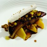 コムシコムサ - フォアグラのソテー、メレンゲ・とうもろこし・マンゴー添え