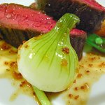 コムシコムサ - 和牛もも肉のステーキ・シェリービネガー風味ソース