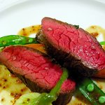 コムシコムサ - 和牛もも肉のステーキ・シェリービネガー風味のソース