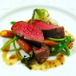 コムシコムサ - 和牛もも肉のステーキ・シェリービネガー風味のソース