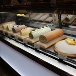 たねや 守山玻璃絵館 - 一度にこの中から３品づつ取り分けてくれますよ(^.^)