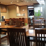 浜町藪そば - テーブル席が配置された店内