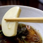 浜町藪そば - 汁の底から蒲鉾が登場