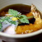 浜町藪そば - 大きな車海老2尾、蒲鉾、三つ葉、柚子