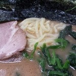 末広家 - チャーシュー、海苔、麺、ほうれん草