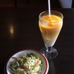 ナングロガル - サービスのマンゴーラッシーとセットのサラダ