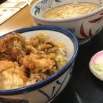 天丼てんや - 日付回ってしまいましたが、昨夜の夕飯です。ひさ〜しぶりの天丼、うまかった✨
これは野菜天丼と温うどんのセットです。