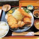 とんかつ勝亭 - ロースかつ定食＋ヒレかつ＋ゲンコツ唐揚げ＋エビフライ。1280円＋340＋300＋440＝2360円