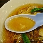 らーめん 稲荷屋 - 素晴らしい琥珀色のスープ！