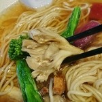 らーめん 稲荷屋 - 舞茸や菜の花など、下処理された素晴らしいトッピング！