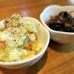 突き出しはポテサラとひじき煮