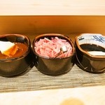 Sushitomi - お寿司の醤油は自分で刷毛で塗る