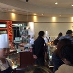 パティシエ エス コヤマ - 店内は大混雑