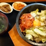 オモニキッチン - 石焼プルコギキムチ丼(牛肉とキムチ)辛さの中に甘味があり美味しい(*^^*)